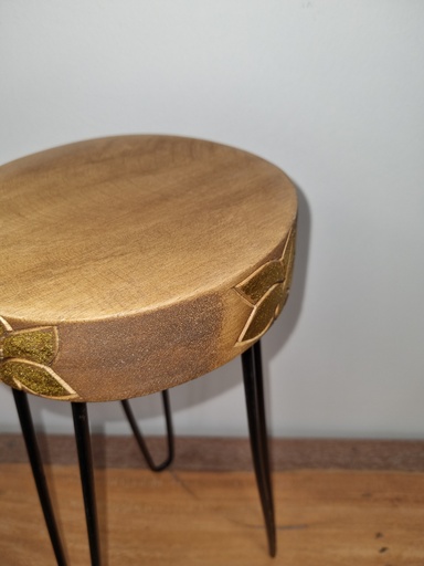 [HPS-04] Soporte para plantas de madera de Albasia - Detalle natural y dorado